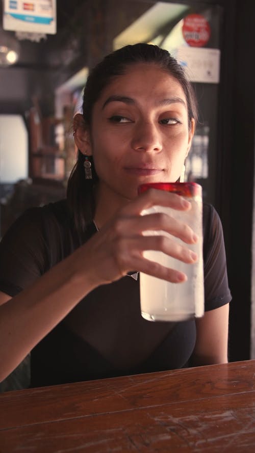 有关人, 冷, 咖啡色头发的女人的免费素材视频