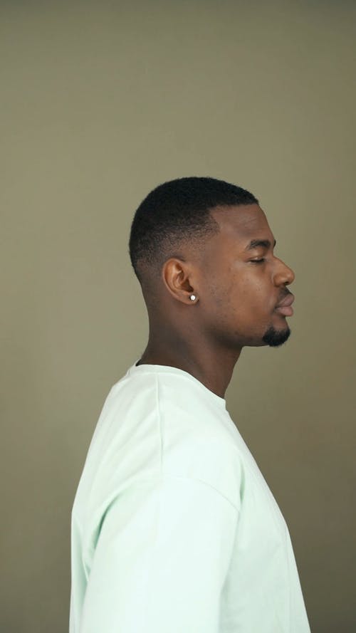 有关垂直视频, 室内, 微笑的免费素材视频