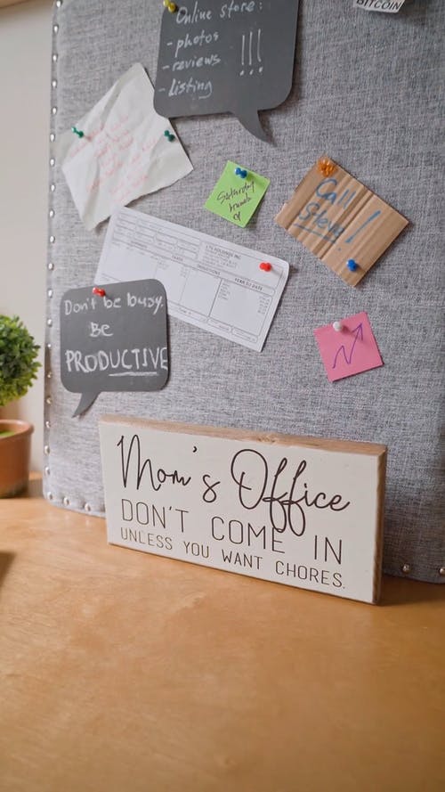 有关内部, 垂直视频, 墙上的装饰的免费素材视频