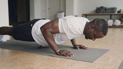 有关chaturanga dandasana, 人, 低木板的免费素材视频