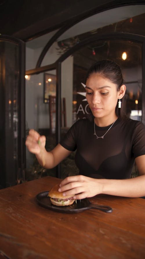 有关三明治, 人, 吃的免费素材视频