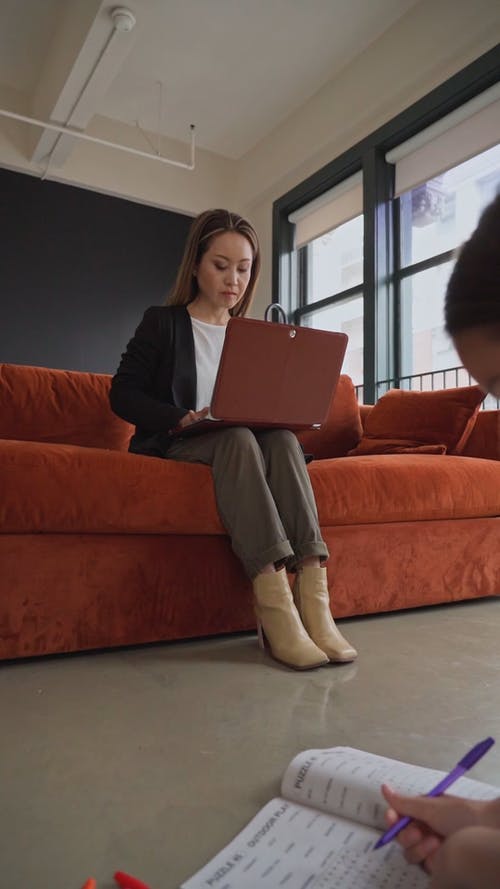 有关人, 在家工作, 坐的免费素材视频