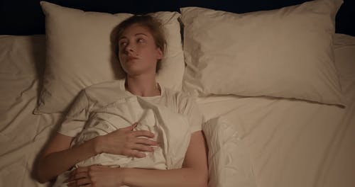 有关困难, 在床上, 失眠的免费素材视频