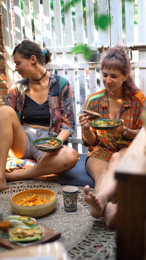 有关一起, 吃, 地板的免费素材视频