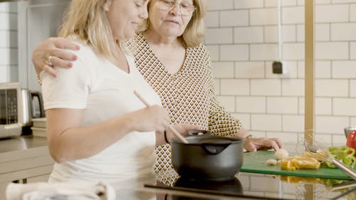 有关厨房区, 女性, 宝贵时光的免费素材视频