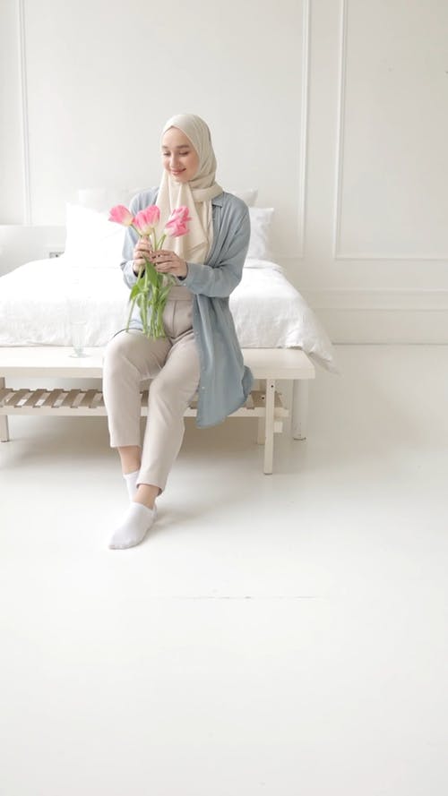 有关在家, 坐, 垂直视频的免费素材视频