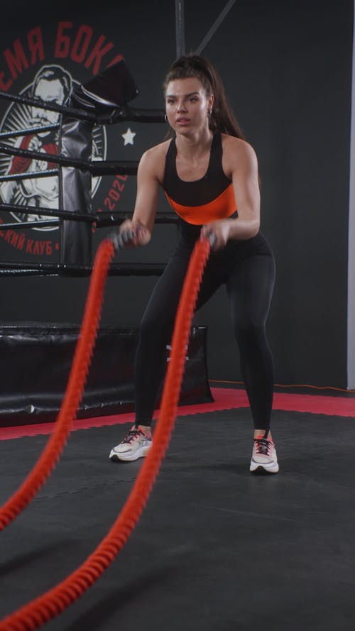 有关主动穿着, 垂直视频, 女人的免费素材视频