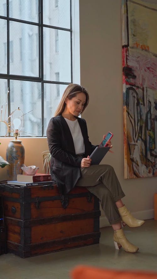 有关人, 使用平板电脑, 在家工作的免费素材视频