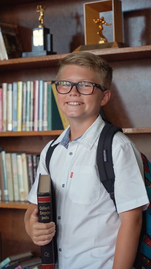 有关图书,垂直视频,学生的免费素材视频