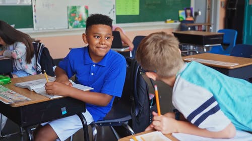 有关儿童, 同学, 在肩膀上射击的免费素材视频