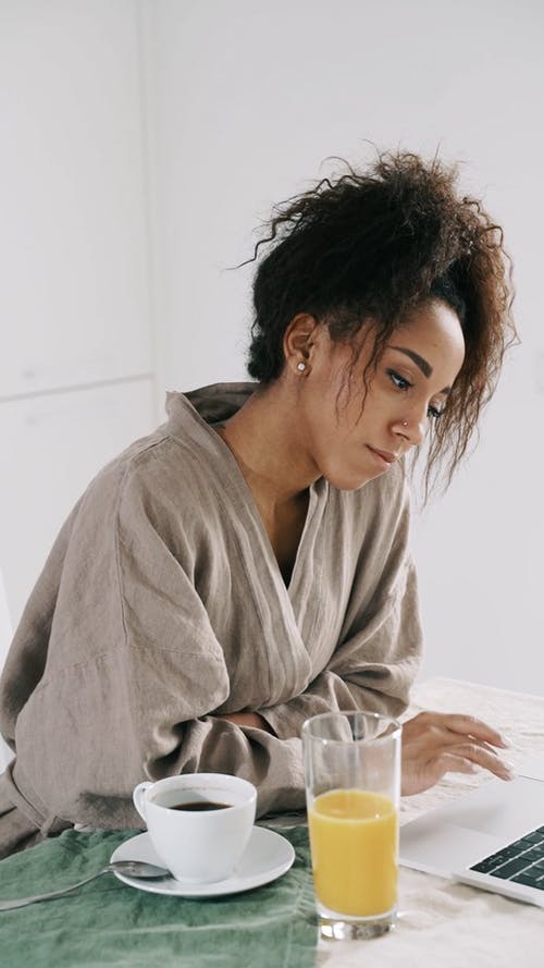 有关咖啡, 垂直视频, 工作的免费素材视频