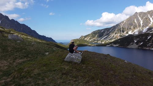 有关人, 山, 巨岩的免费素材视频