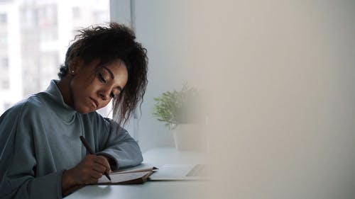 有关互联网, 休闲, 咖啡色头发的女人的免费素材视频