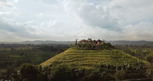 有关山丘, 房屋, 空中镜头的免费素材视频