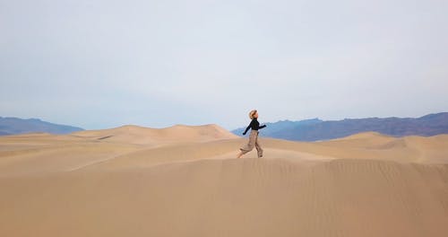 有关冒险, 女人, 沙丘的免费素材视频