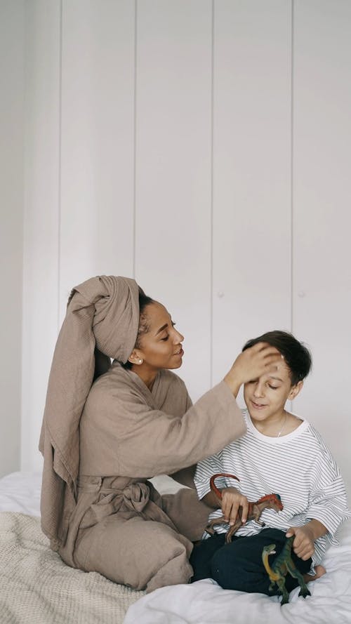 有关儿童, 垂直视频, 女人的免费素材视频