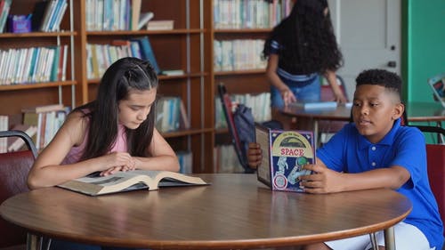 有关图书, 图书馆, 坐的免费素材视频