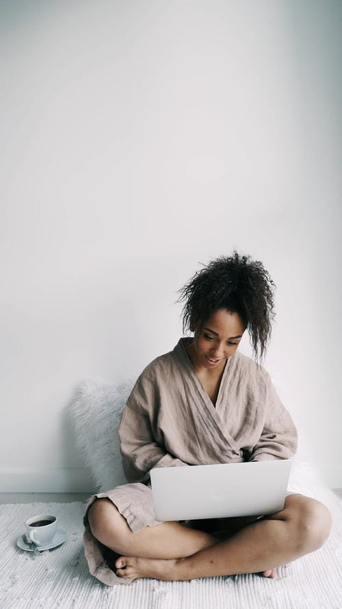 有关交叉的双腿, 咖啡, 在家的免费素材视频