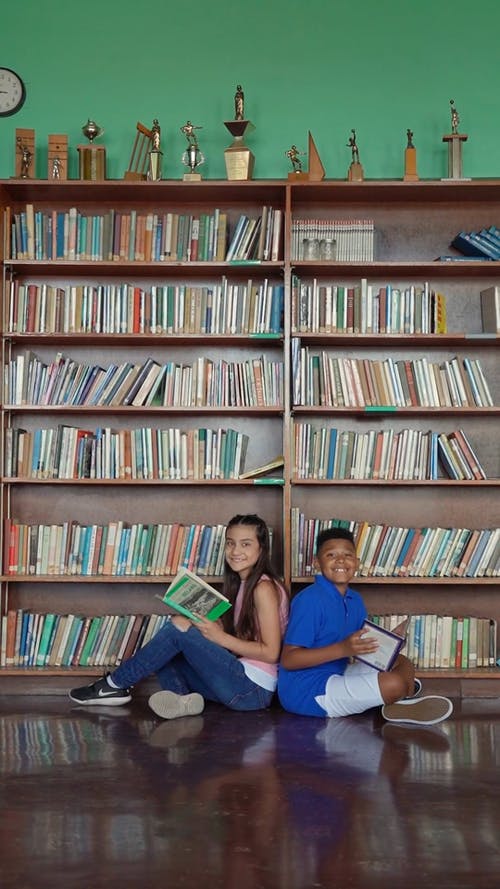 有关回到学校, 图书, 坐在地板上的免费素材视频