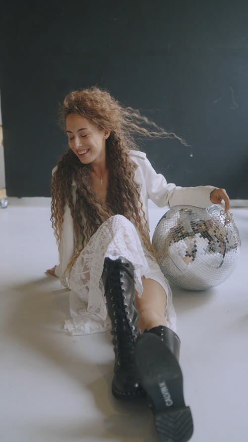 有关博霍, 咖啡色头发的女人, 在地上的免费素材视频