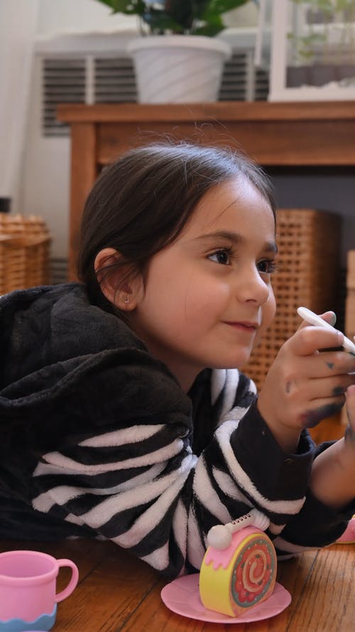 有关儿童, 坐, 垂直视频的免费素材视频