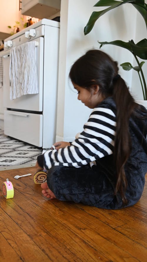 有关儿童, 坐, 垂直视频的免费素材视频