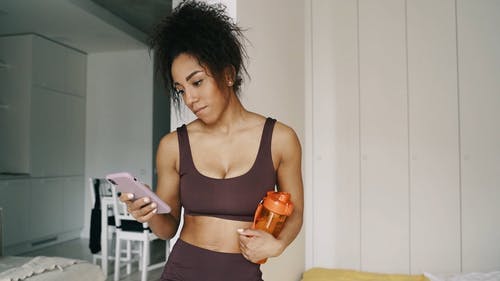 有关女人, 握住, 水壶的免费素材视频