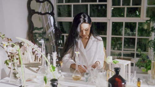 有关在桌子上, 女人, 实验室玻璃器皿的免费素材视频