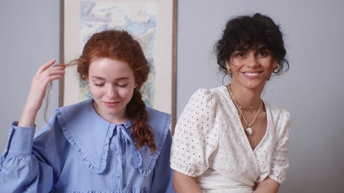 有关微笑, 卷发, 握住的免费素材视频