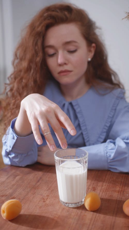 有关垂直视频, 女人, 微笑的免费素材视频