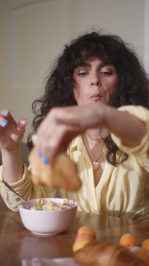 有关修剪指甲, 吃, 垂直视频的免费素材视频