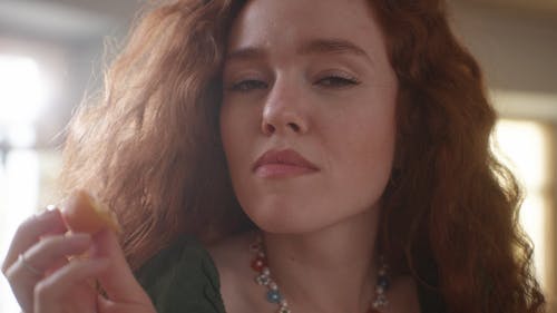 有关吃, 女人, 年轻的免费素材视频