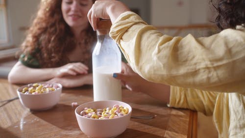 有关倾注, 早餐, 朋友的免费素材视频
