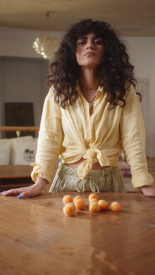 有关垂直视频, 女人, 木桌的免费素材视频