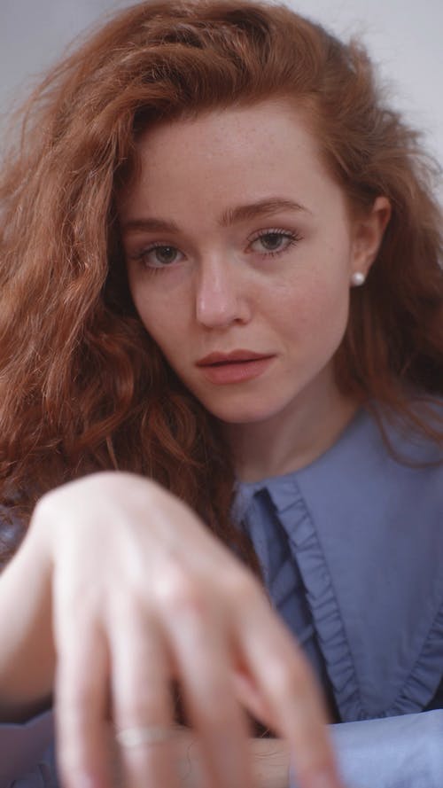 有关中等特写, 在桌子上, 垂直视频的免费素材视频