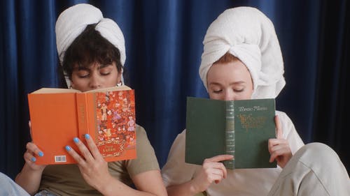 有关图书, 坐, 女性的免费素材视频