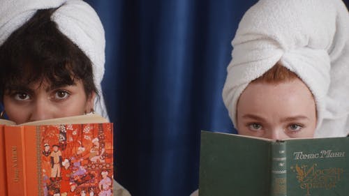 有关咖啡色头发的女人, 图书, 头巾的免费素材视频