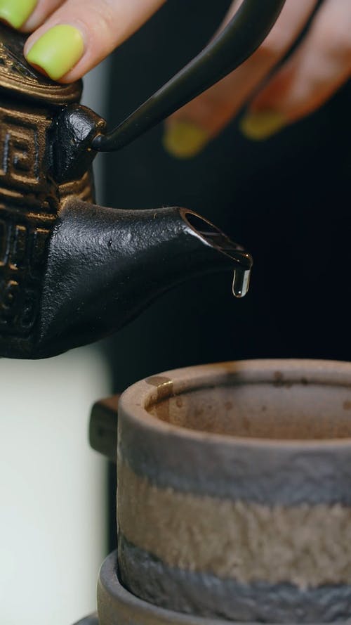 有关倾注, 垂直视频, 握住的免费素材视频