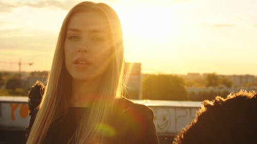 有关举手, 倾斜射击, 反对光明的免费素材视频