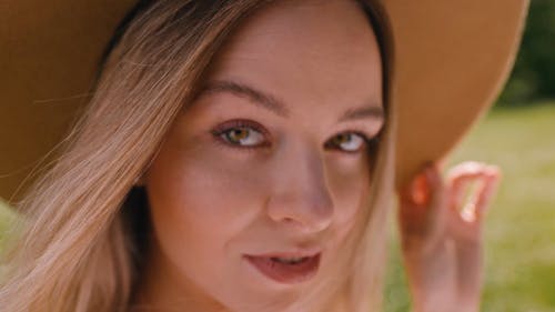 有关修理头发, 女人, 帽子的免费素材视频