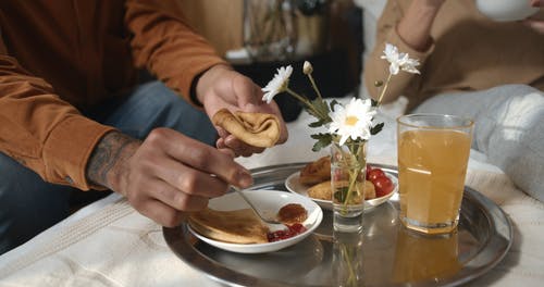 有关一起, 伸出援手, 吃的免费素材视频
