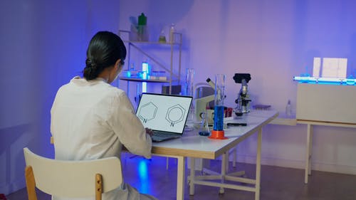 有关化学, 坐, 女人的免费素材视频