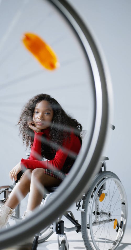 有关坐, 垂直视频, 微笑的免费素材视频