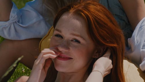 有关微笑, 抚摸头发, 漂亮的免费素材视频