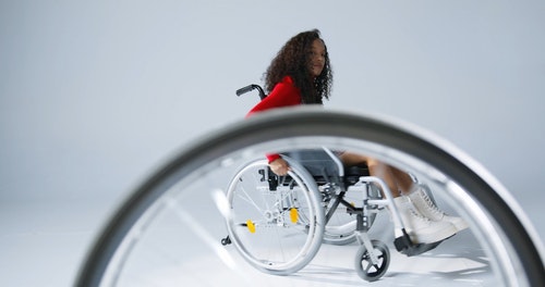 有关工作室拍摄,年轻女子,微笑的免费素材视频