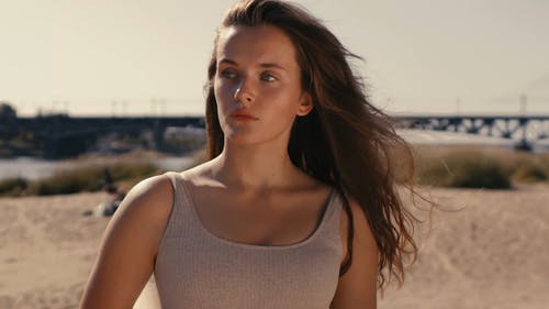 有关修理头发, 咖啡色头发的女人, 多风的免费素材视频