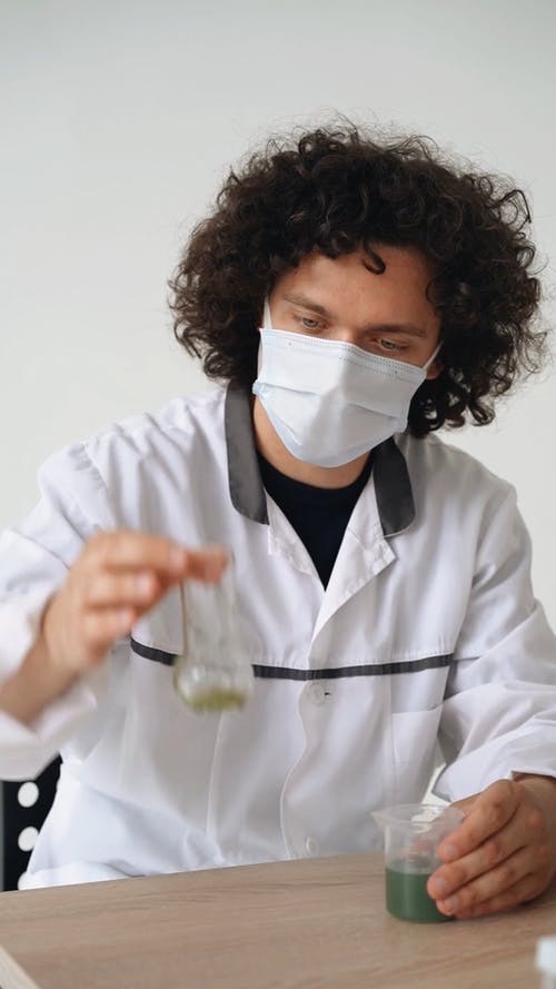 有关人, 保温瓶, 垂直视频的免费素材视频