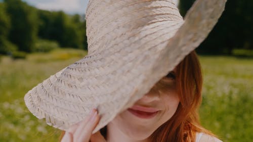 有关女人, 帽子, 微笑的免费素材视频
