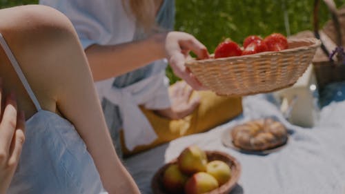 有关一碗水果, 吃, 坐的免费素材视频