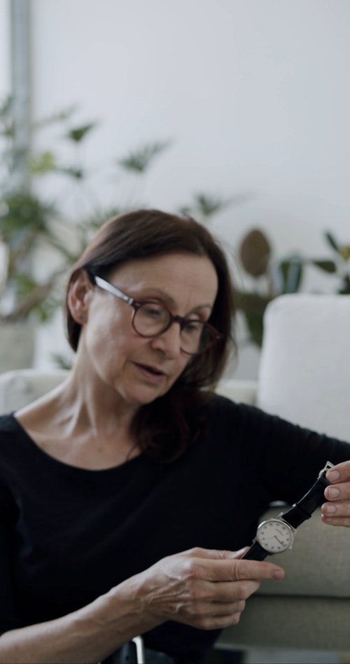 有关伤心,在家,垂直视频的免费素材视频